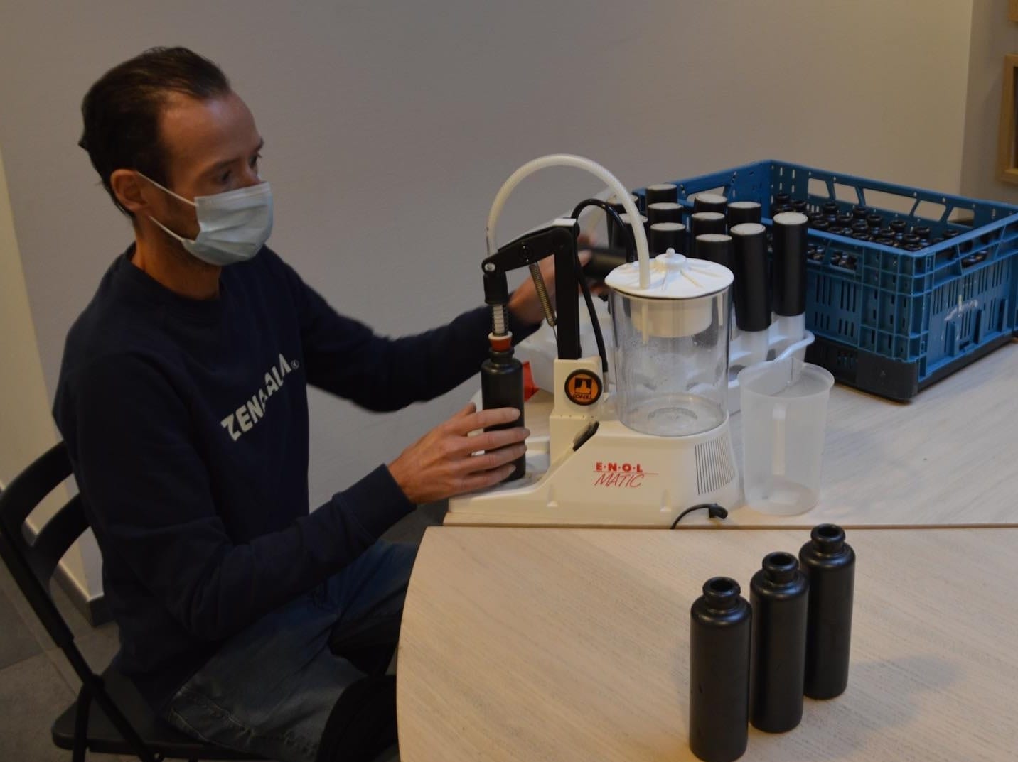 Ambachtelijk bottelen van Polder Gin met de Enolmatic-vulmachine in kleine batches